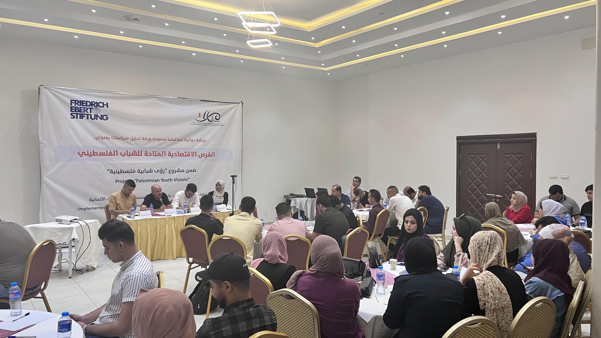 مناقشة الفرص الاقتصادية المتاحة للشباب الفلسطيني في الضفة والقطاع

